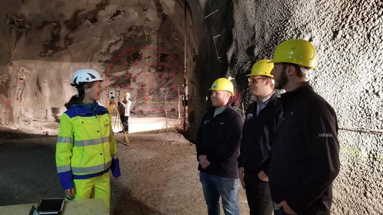 Students 和 Joe Scott speak with engineer before working on 360-degree video in Europe